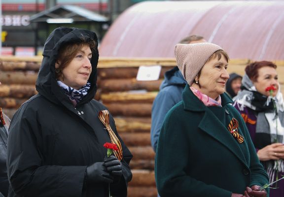 Торжественная церемония возложения цветов к памятнику «Дорога мужества» Торжественная церемония возложения цветов к памятнику «Дорога мужества»