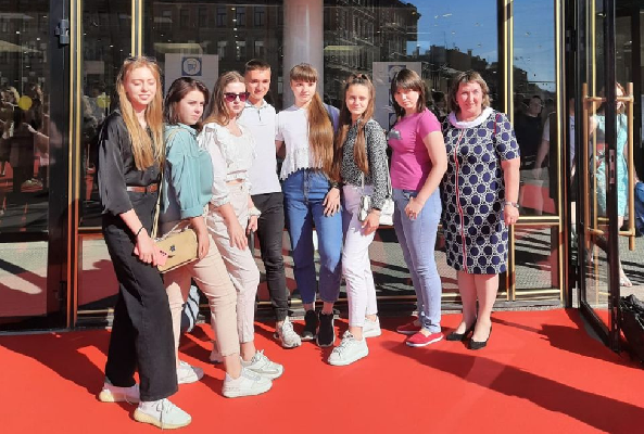 Семеро выпускников-медалистов из Енакиево посетили Санкт-Петербург